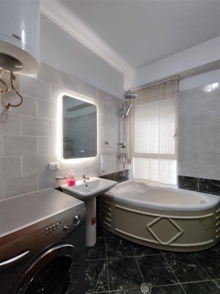 Tirane, jepet me qera apartament 2+1+Ballkon Kati 3, 90 m² 750 € 