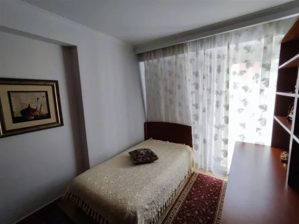 Tirane, jepet me qera apartament 2+1+Ballkon Kati 3, 90 m² 750 € 