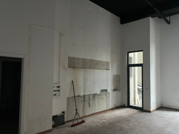 Tirane, jepet me qera ambjent biznesi Kati 1, 150 m² 1.500 € (Astir)