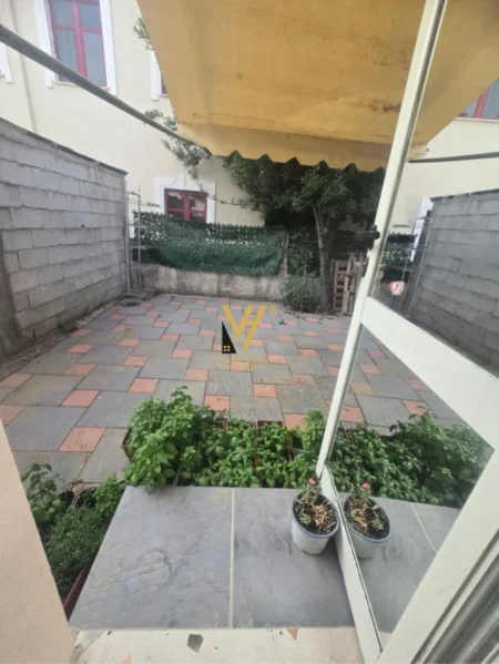 Tirane, jepet me qera ambjent biznesi Kati 0, 51 m² 500 € (SAUK)