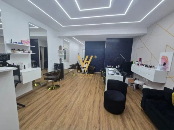 Tirane, jepet me qera ambjent biznesi Kati 0, 51 m² 500 € (SAUK)