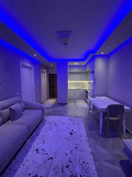 Tirane, jepet me qera apartament 1+1+Ballkon Kati 8, 68 m² 520€ (univers city)