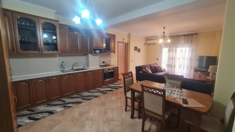 Tirane, jepet me qera apartament 2+1 Kati 3, 90 m² 650 € (Blloku i Ambasadave)