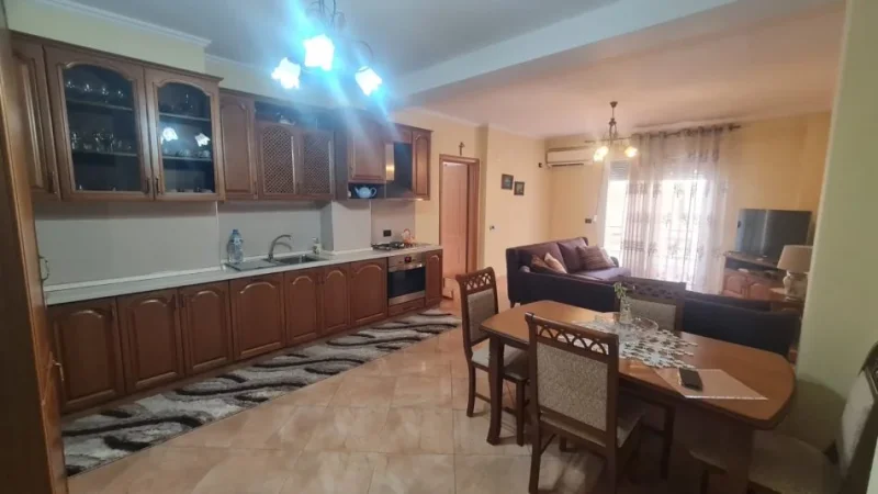 Tirane, jepet me qera apartament 2+1 Kati 3, 90 m² 650 € (Blloku i Ambasadave)