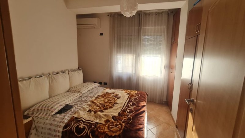 Tirane, jepet me qera apartament 2+1 Kati 3, 90 m² 650 € (Blloku i Ambasadave)