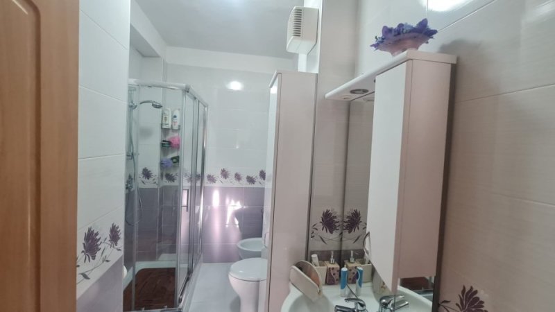 Tirane, jepet me qera apartament 2+1 Kati 3, 90 m² 650 € (Blloku i Ambasadave)