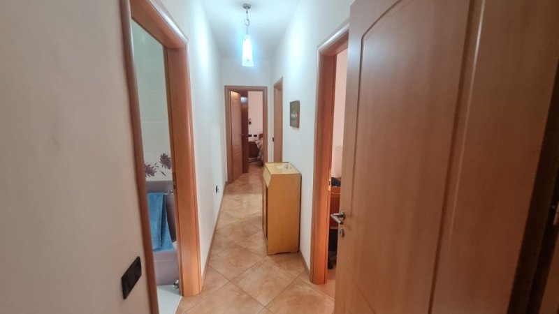 Tirane, jepet me qera apartament 2+1 Kati 3, 90 m² 650 € (Blloku i Ambasadave)