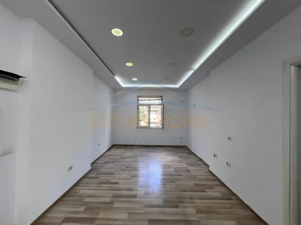 Tirane, jepet me qera apartament 2+1 Kati 4, 70 m² 700 € (Libri Universitar)