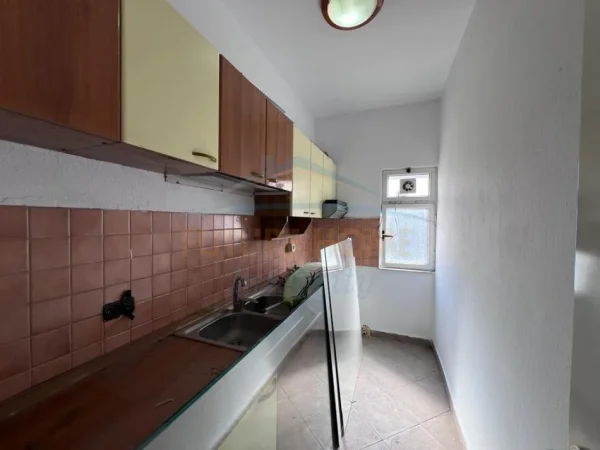 Tirane, jepet me qera apartament 2+1 Kati 4, 70 m² 700 € (Libri Universitar)