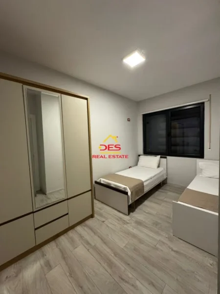 Vlore, jepet me qera apartament 2+1+Ballkon Kati 4, 104 m² 550 € (Rruga Sadik Zotaj)