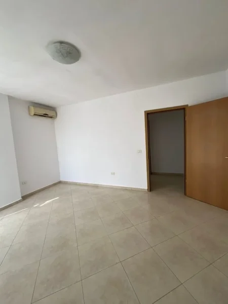 Tirane, jepet me qera zyre Kati 4, 138 m² 1.200 € (Ish Ekspozita)