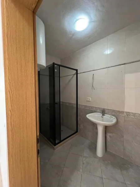 Tirane, jepet me qera zyre Kati 4, 138 m² 1.200 € (Ish Ekspozita)