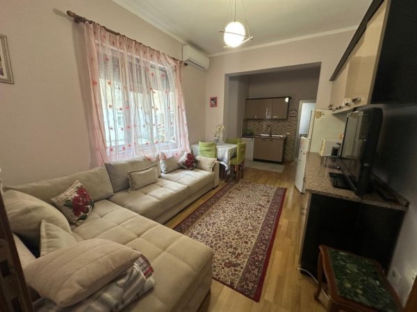 Shqiperi, jepet me qera Vile 3+1+Ballkon Kati 2, 130 m² 700 € (Rruga Bardhyl)