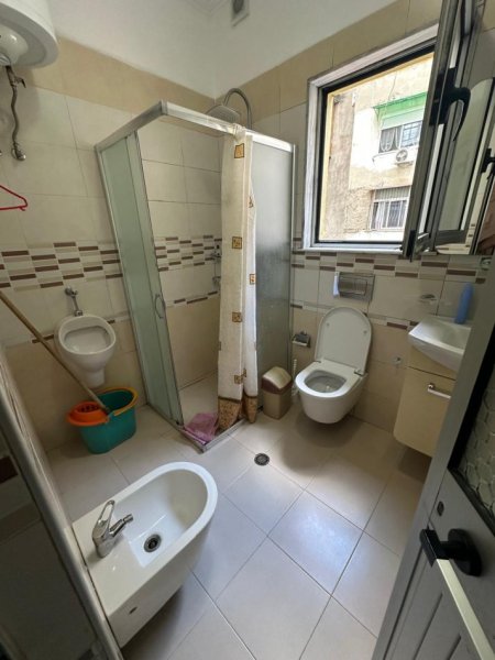 Shqiperi, jepet me qera Vile 3+1+Ballkon Kati 2, 130 m² 700 € (Rruga Bardhyl)