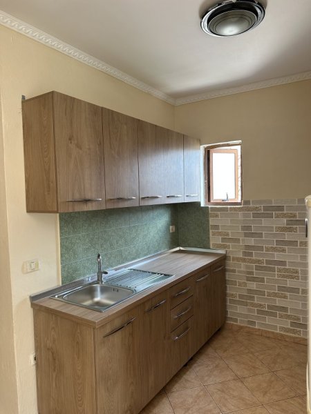 Tirane, jepet me qera apartament 1+1+Aneks+Ballkon Kati 3, 80 m² 350 € (Rruga 5 maji)