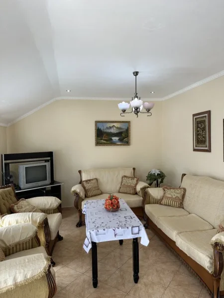 Tirane, jepet me qera apartament 1+1+Aneks+Ballkon Kati 3, 80 m² 350 € (Rruga 5 maji)