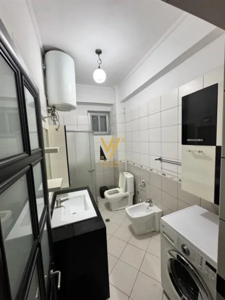 Tirane, jepet me qera apartament 1+1+Ballkon Kati 2, 70 m² 500 € (LAPRAKE)