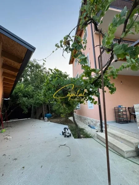 Tirane, jepet me qera Vile 5+1 Kati 3, 214 m² 1.500 € (KOMBINAT)