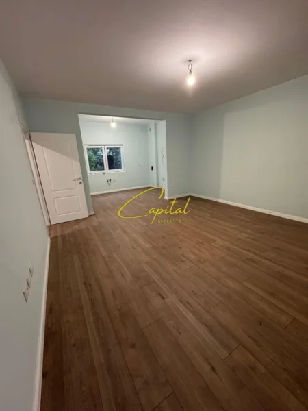 Tirane, jepet me qera Vile 5+1 Kati 3, 214 m² 1.500 € (KOMBINAT)