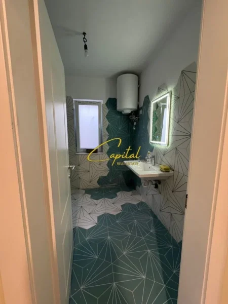 Tirane, jepet me qera Vile 5+1 Kati 3, 214 m² 1.500 € (KOMBINAT)