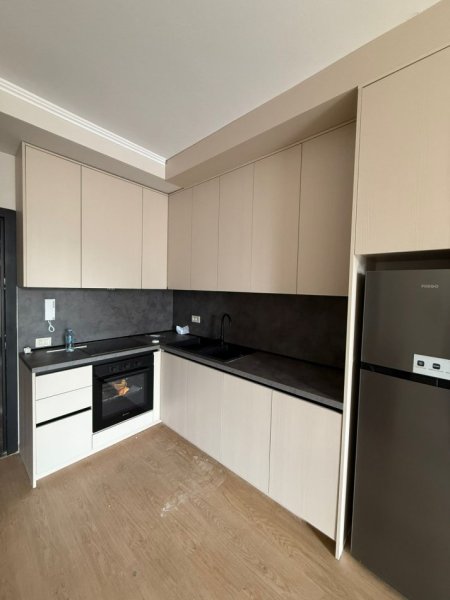 Tirane, jepet me qera apartament 1+1+Ballkon Kati 3, 75 m² 700 € (Mine Peza)