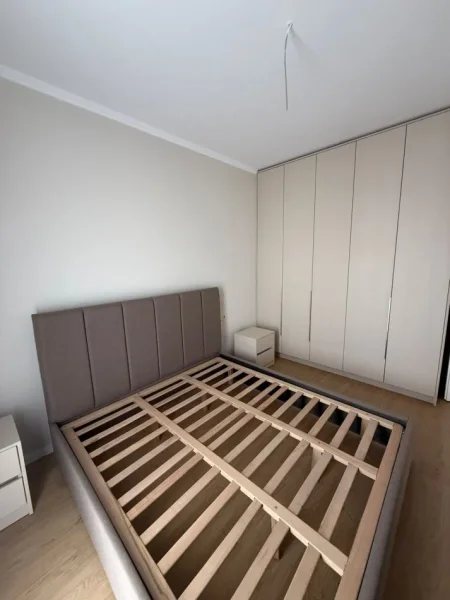 Tirane, jepet me qera apartament 1+1+Ballkon Kati 3, 75 m² 700 € (Mine Peza)