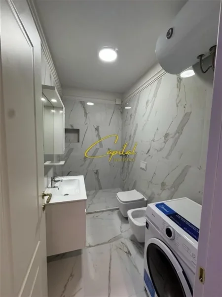 Tirane, jepet me qera apartament 1+1 Kati 8, 70 m² 500 € (KAMEZ)