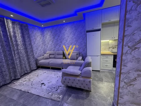 Tirane, jepet me qera apartament 1+1+Ballkon Kati 8, 70 m² 500 € (UNIVERS CITY)