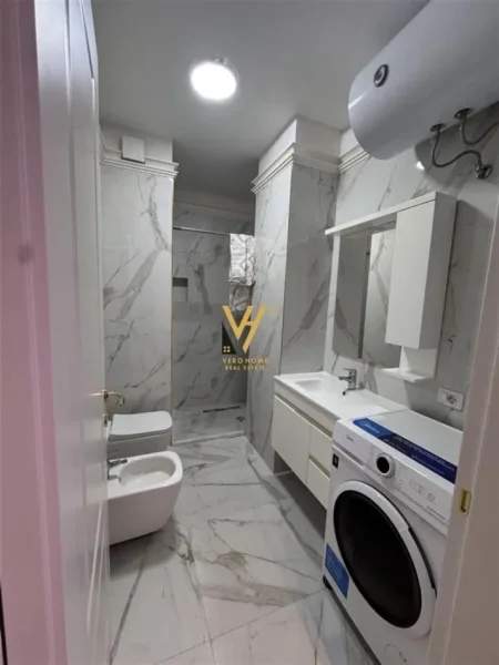 Tirane, jepet me qera apartament 1+1+Ballkon Kati 8, 70 m² 500 € (UNIVERS CITY)