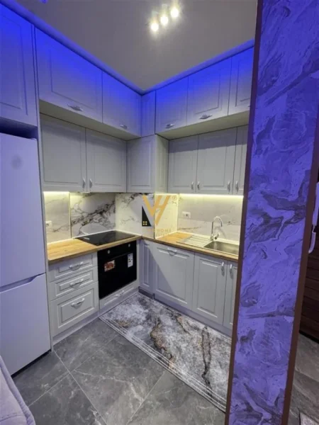 Tirane, jepet me qera apartament 1+1+Ballkon Kati 8, 70 m² 500 € (UNIVERS CITY)