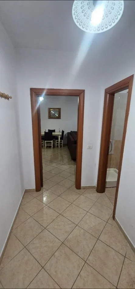 Tirane, jepet me qera apartament 1+1+Ballkon Kati 3, 72 m² 100.000 € 