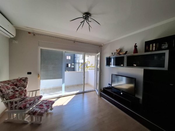 Tirane, jepet me qera apartament 1+1 Kati 3, 86 m² 900 € (ISH BLLOKU)