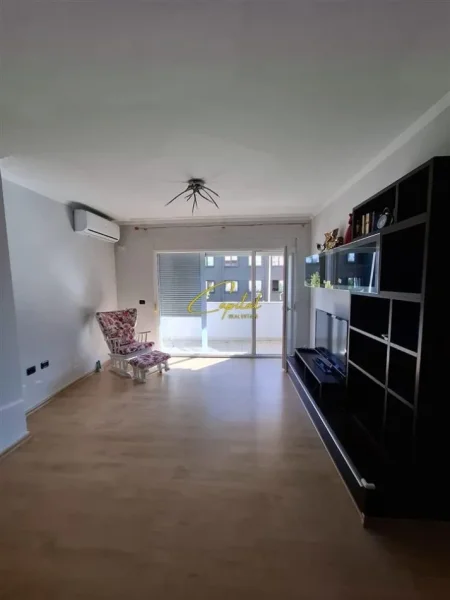 Tirane, jepet me qera apartament 1+1 Kati 3, 86 m² 900 € (ISH BLLOKU)