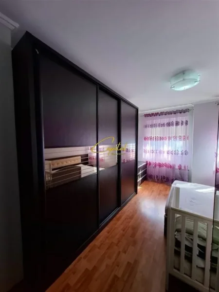 Tirane, jepet me qera apartament 1+1 Kati 3, 86 m² 900 € (ISH BLLOKU)