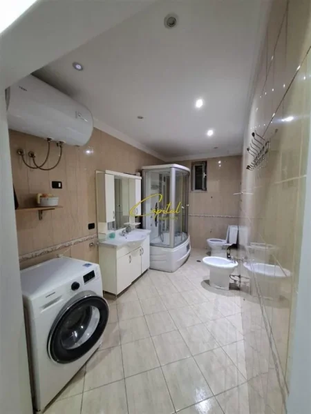Tirane, jepet me qera apartament 1+1 Kati 3, 86 m² 900 € (ISH BLLOKU)