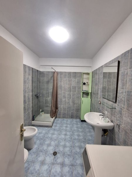 Tirane, jepet me qera apartament 2+1+Ballkon Kati 5, 120 m² 192.000 € 