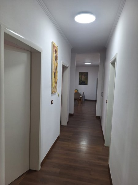 Tirane, jepet me qera apartament 2+1+Ballkon Kati 5, 120 m² 192.000 € 