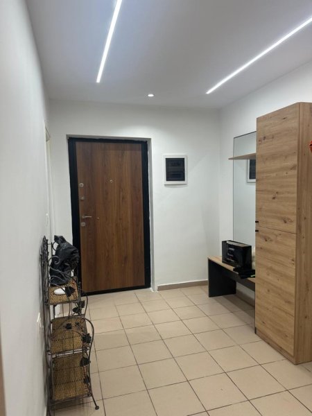 Tirane, jepet me qera apartament 1+1+Ballkon Kati 2, 70 m² 550 € (Sheshi wilson ,prane shkolles petro nini)