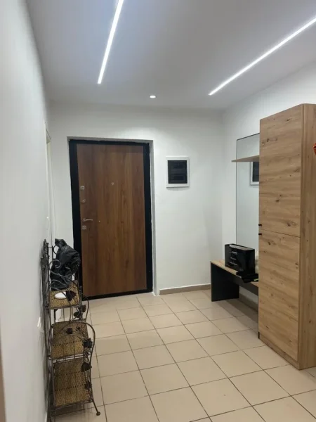 Tirane, jepet me qera apartament 1+1+Ballkon Kati 2, 70 m² 550 € (Sheshi wilson ,prane shkolles petro nini)