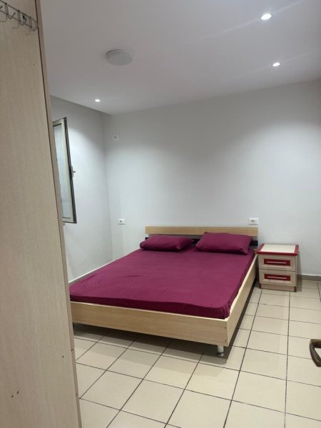 Tirane, jepet me qera apartament 1+1+Ballkon Kati 2, 70 m² 550 € (Sheshi wilson ,prane shkolles petro nini)