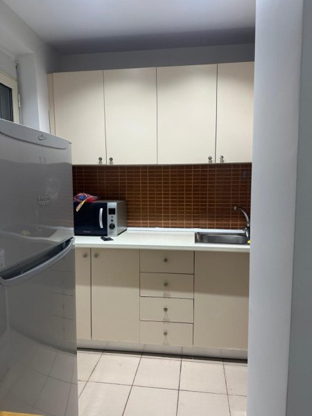 Tirane, jepet me qera apartament 1+1+Ballkon Kati 2, 70 m² 550 € (Sheshi wilson ,prane shkolles petro nini)