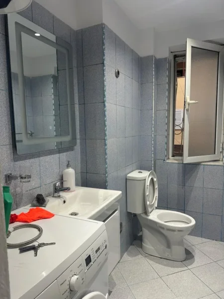 Tirane, jepet me qera apartament 1+1+Ballkon Kati 2, 70 m² 550 € (Sheshi wilson ,prane shkolles petro nini)