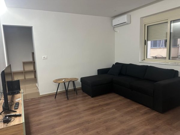 Tirane, jepet me qera apartament 1+1+Ballkon Kati 2, 70 m² 550 € (Sheshi wilson ,prane shkolles petro nini)