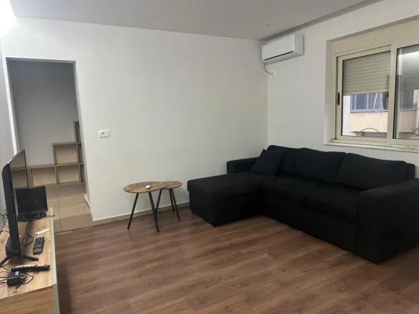 Tirane, jepet me qera apartament 1+1+Ballkon Kati 2, 70 m² 550 € (Sheshi wilson ,prane shkolles petro nini)