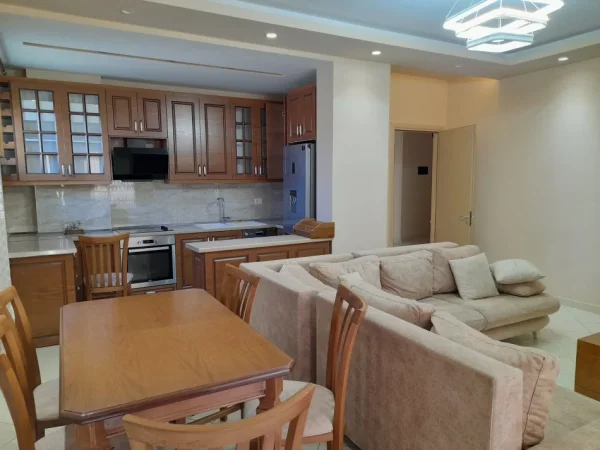 Tirane, jepet me qera apartament 2+1+Aneks+Ballkon Kati 3, 106 m² 500 € (Rruga e thesarit, perballe Pasticeri Melisa)