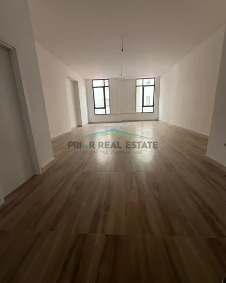 Tirane, jepet me qera ambjent biznesi Kati 1, 82 m² 1.500 € (Qender)
