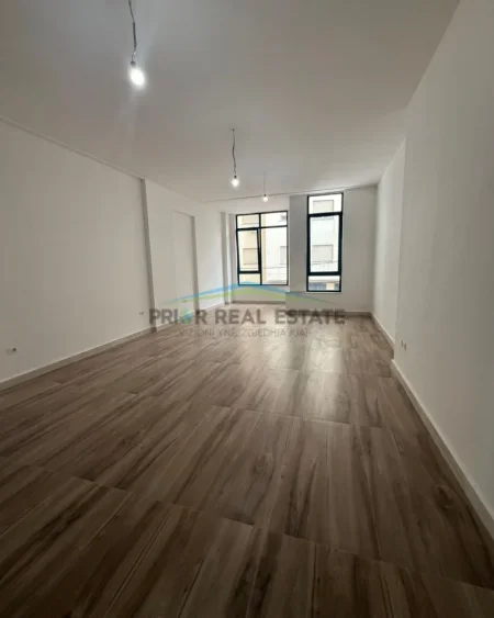 Tirane, jepet me qera ambjent biznesi Kati 1, 72 m² 1.300 € (Qender)