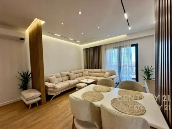 Tirane, jepet me qera apartament 2+1 Kati 21, 114 m² 1.500 € (Garden Building)