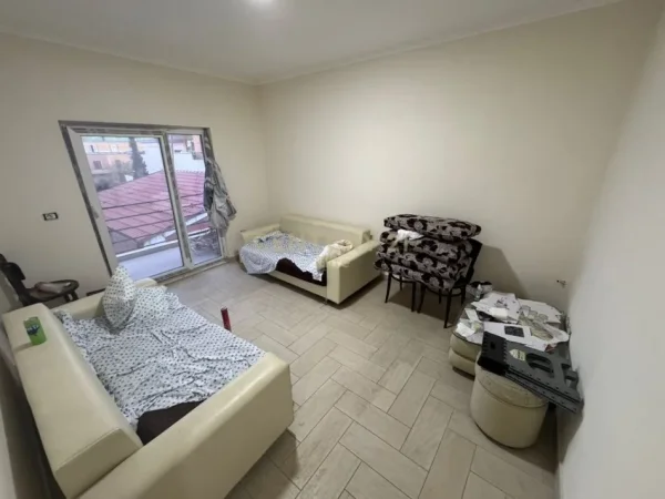 Tirane, jepet me qera apartament 2+1 Kati 4, 80 m² 600 € (Bllok)