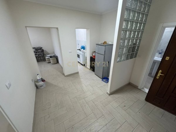Tirane, jepet me qera apartament 2+1 Kati 4, 80 m² 600 € (Bllok)